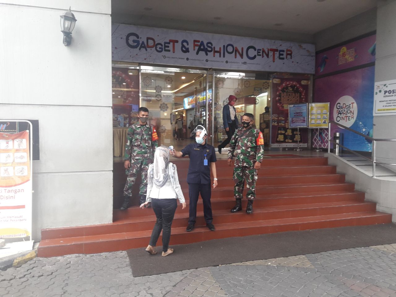 Pencegahan Covid-19, Babinsa Kota Tinggi Gelar Razia Masker di Mall Pekanbaru