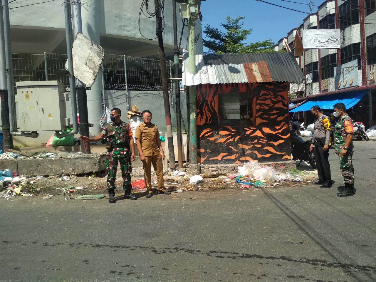Komsos, Babinsa Ajak Warga Jaga Kebersihan 