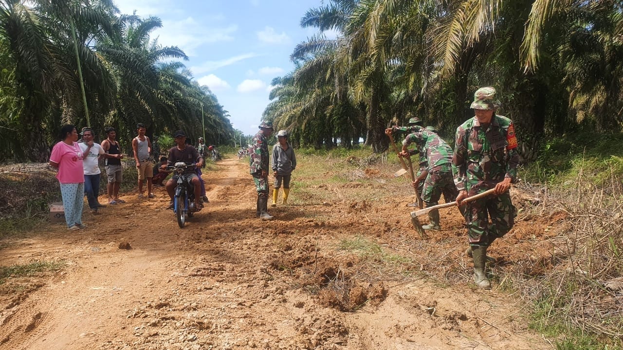 Program TMMD di Pelosok Bengkalis, Jalan Rusak Jadi Rata