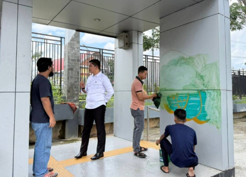 Viral Coretan Vandalisme, Dishub Pekanbaru Bersihkan Halte