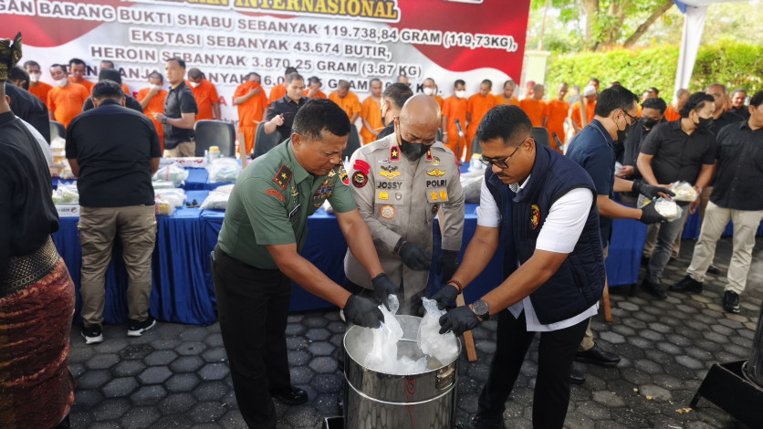 Polda Riau Musnahkan 119 Kg Sabu, Ribuan Butir Ekstasi, Heroin, dan Ganja