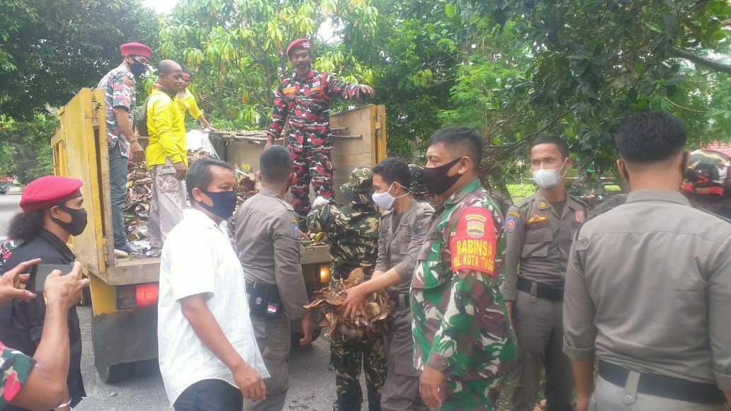Menciptakan Pekanbaru Bebas Sampah, Babinsa Bersama Tim Gabungan Bersihkan Penumpukan  Sampah di Dua Titik