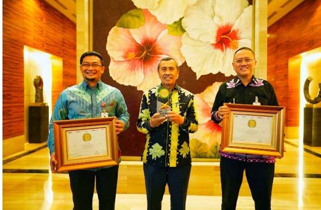 Gubernur Riau Borong 3 Kategori Anugerah Adinata Syariah 2022