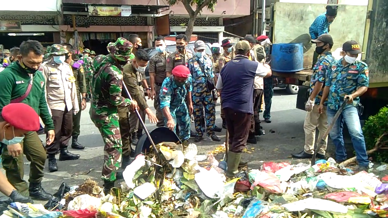 Babinsa Simpang Empat Goro Bersama Angkut Sampah
