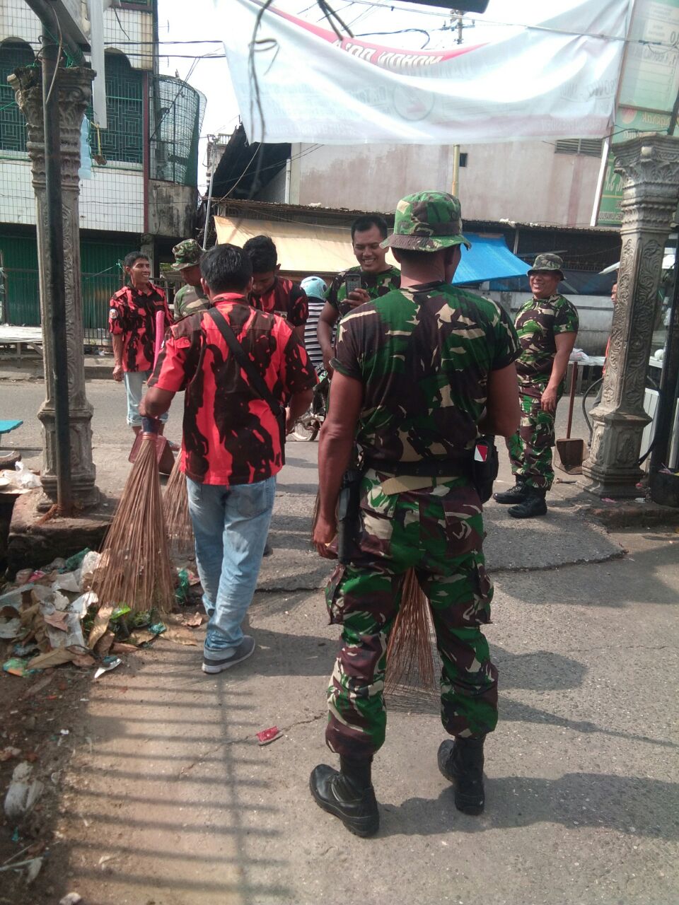 Antisipasi DBD, Babinsa Kota Baru, Pemuda Pancasila dan Warga Goro 
