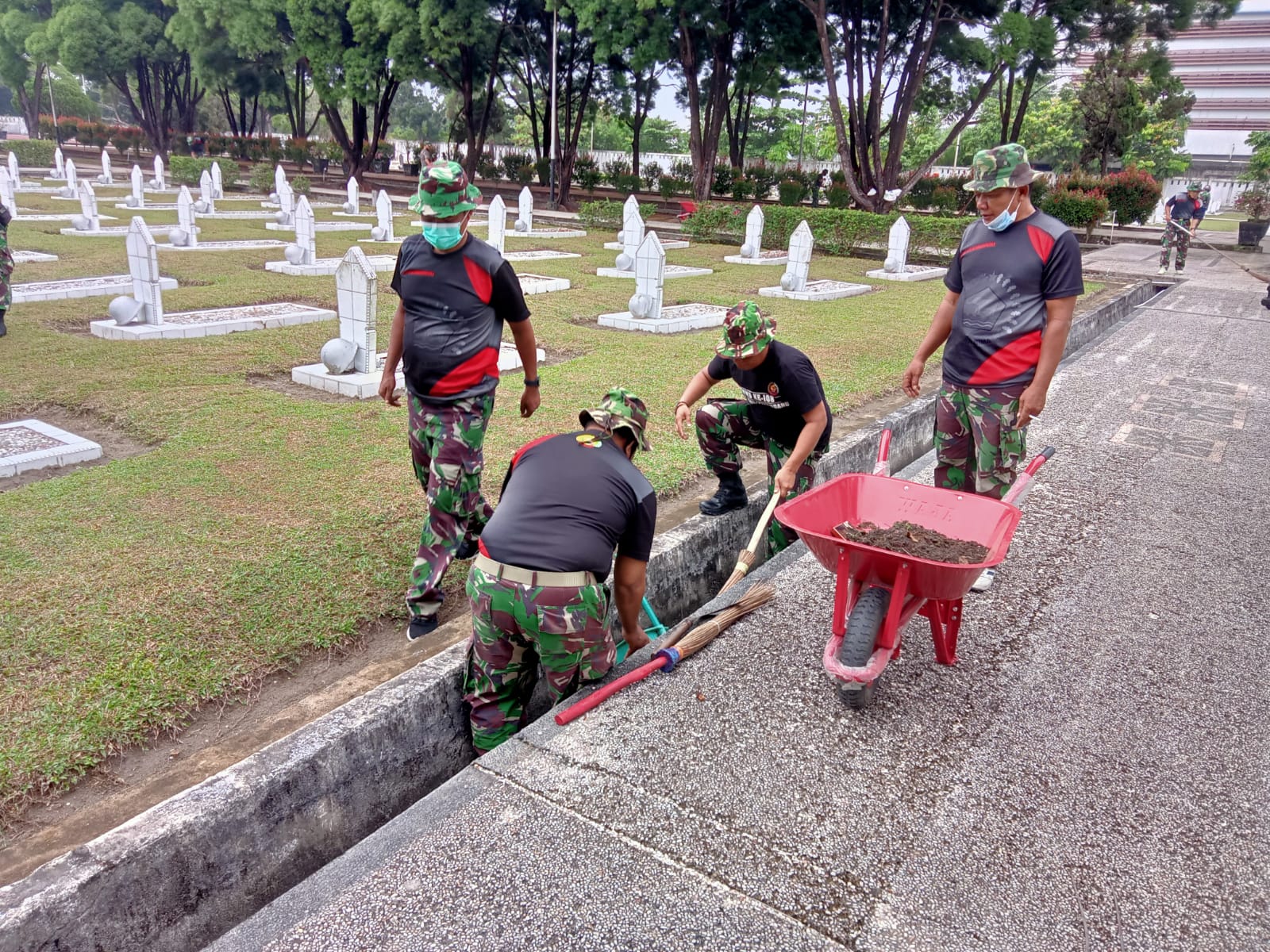 Jelang HUT TNI Ke-76, Koramil 02 Kota Gelar Go-Ro Bersama di TMP 