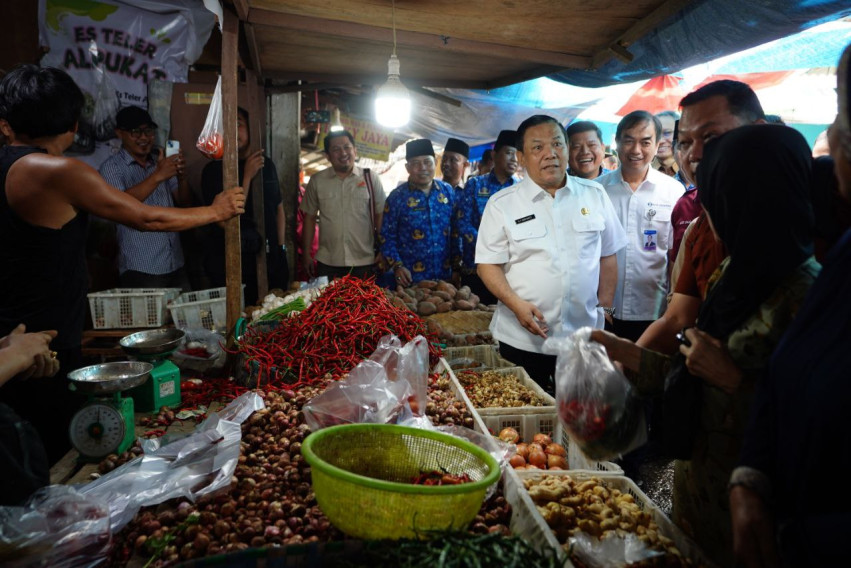 Tinjau Pasar dan Distributor, Plt Gubri Pastikan Stok dan Harga Bahan Pokok