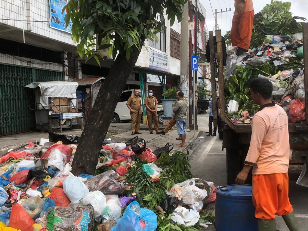 Sekda Pekanbaru Turun Langsung Bersihkan Tumpukan Sampah