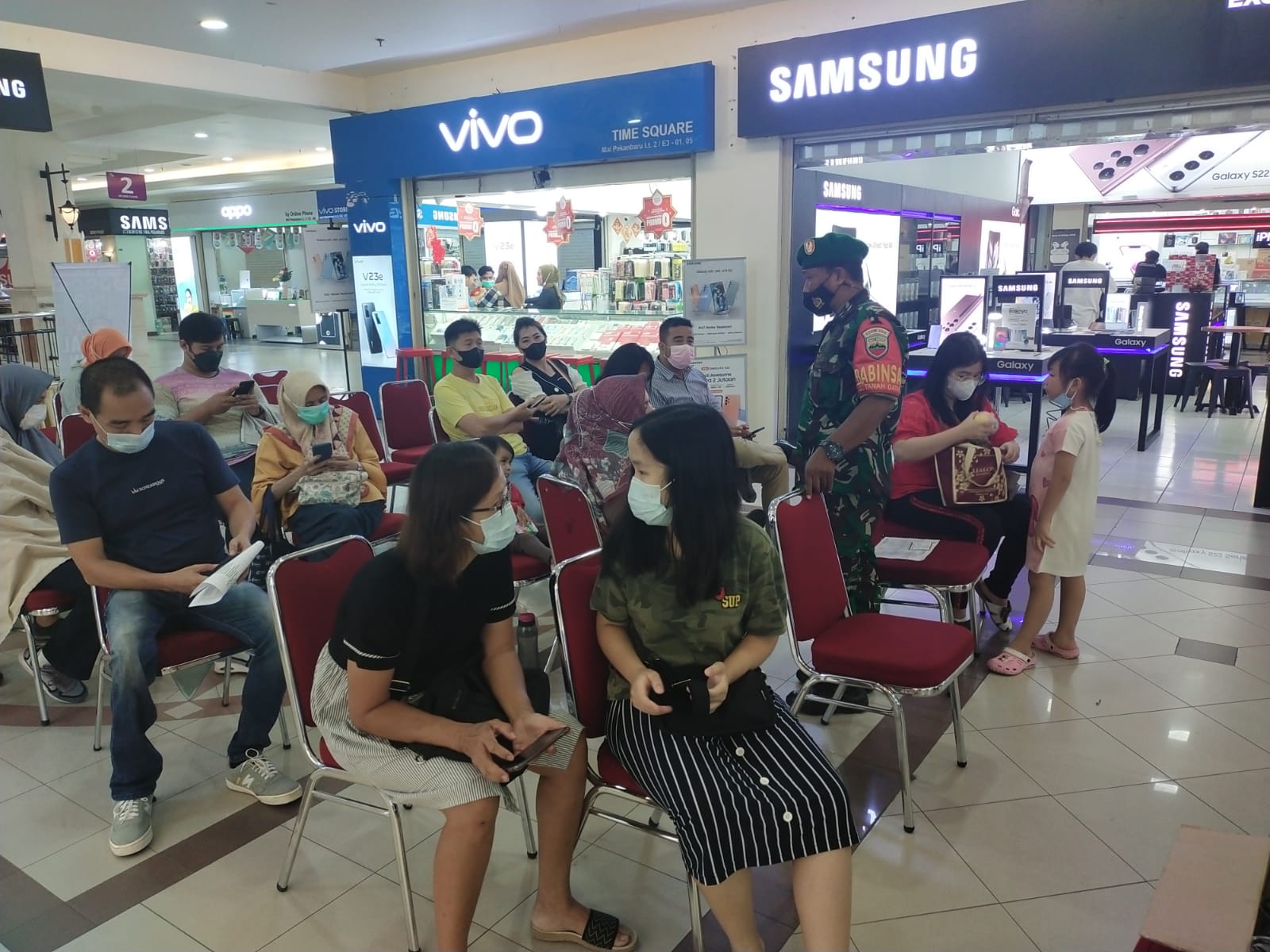 Babinsa Tanah Datar Monitoring Vakisnasi di Mall Pekanbaru