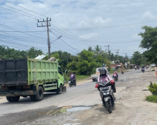 Jalan Lintas Sumatra KM 12,5 Kulim Berlubang, Warga Minta Perbaikan