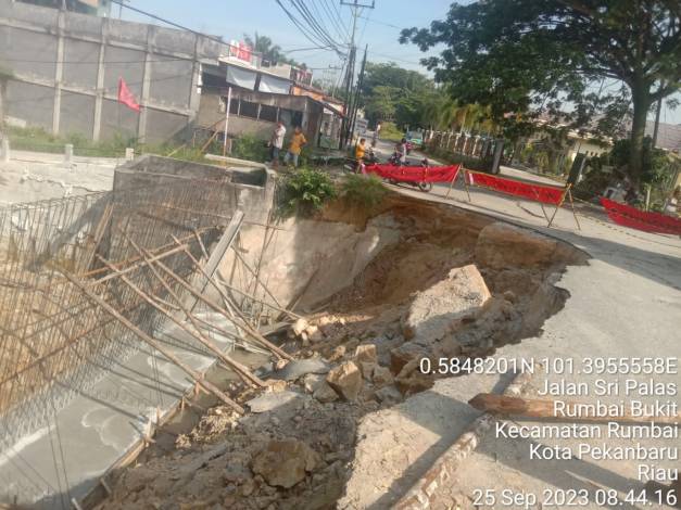 Pemko Pekanbaru Perbaiki Jalan Amblas di Pastoran Rumbai