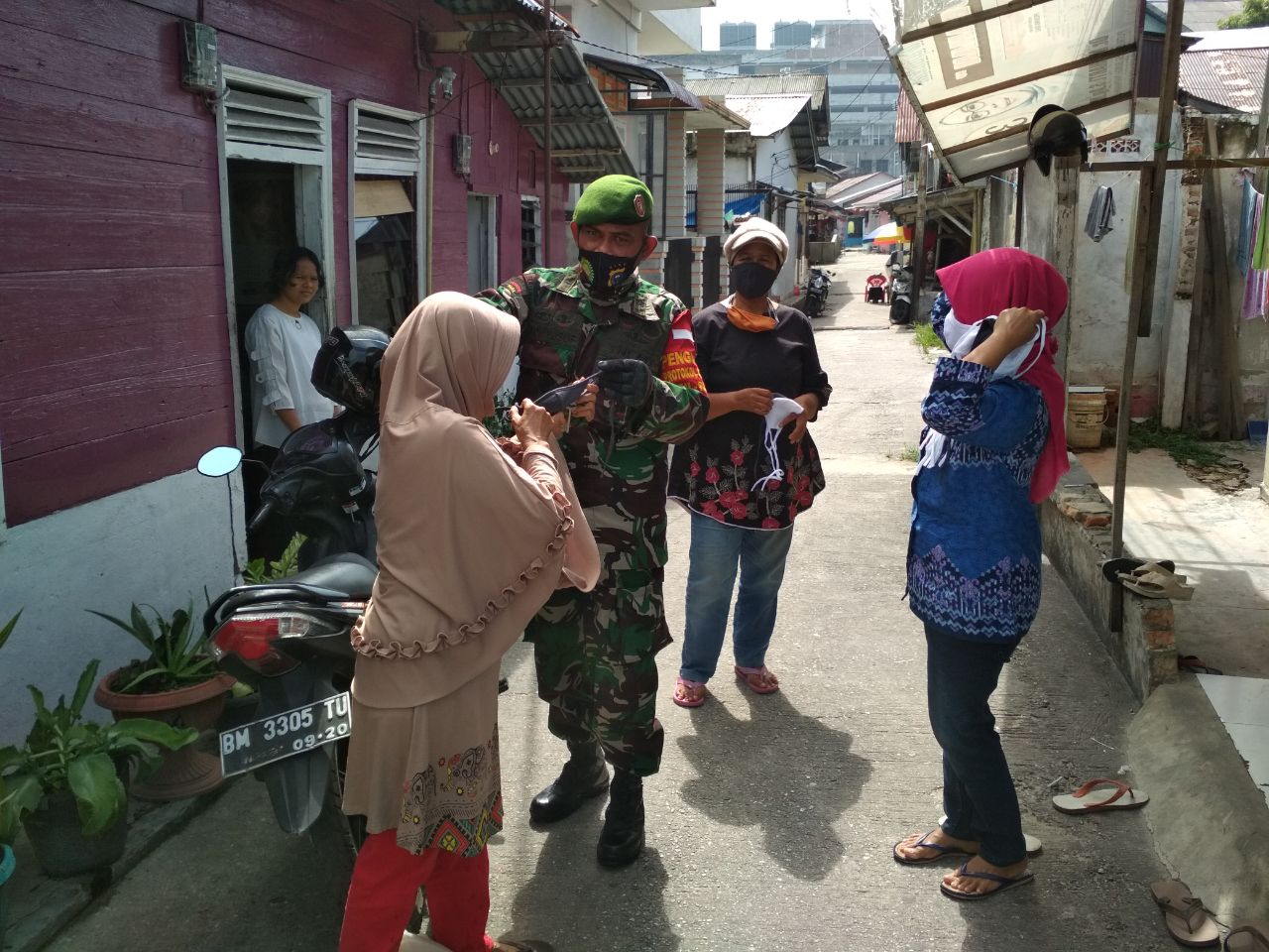 Babinsa Kotabaru Gelar Disiplin Prokes dan Bagi-bagi Masker  di Jalan Karet
