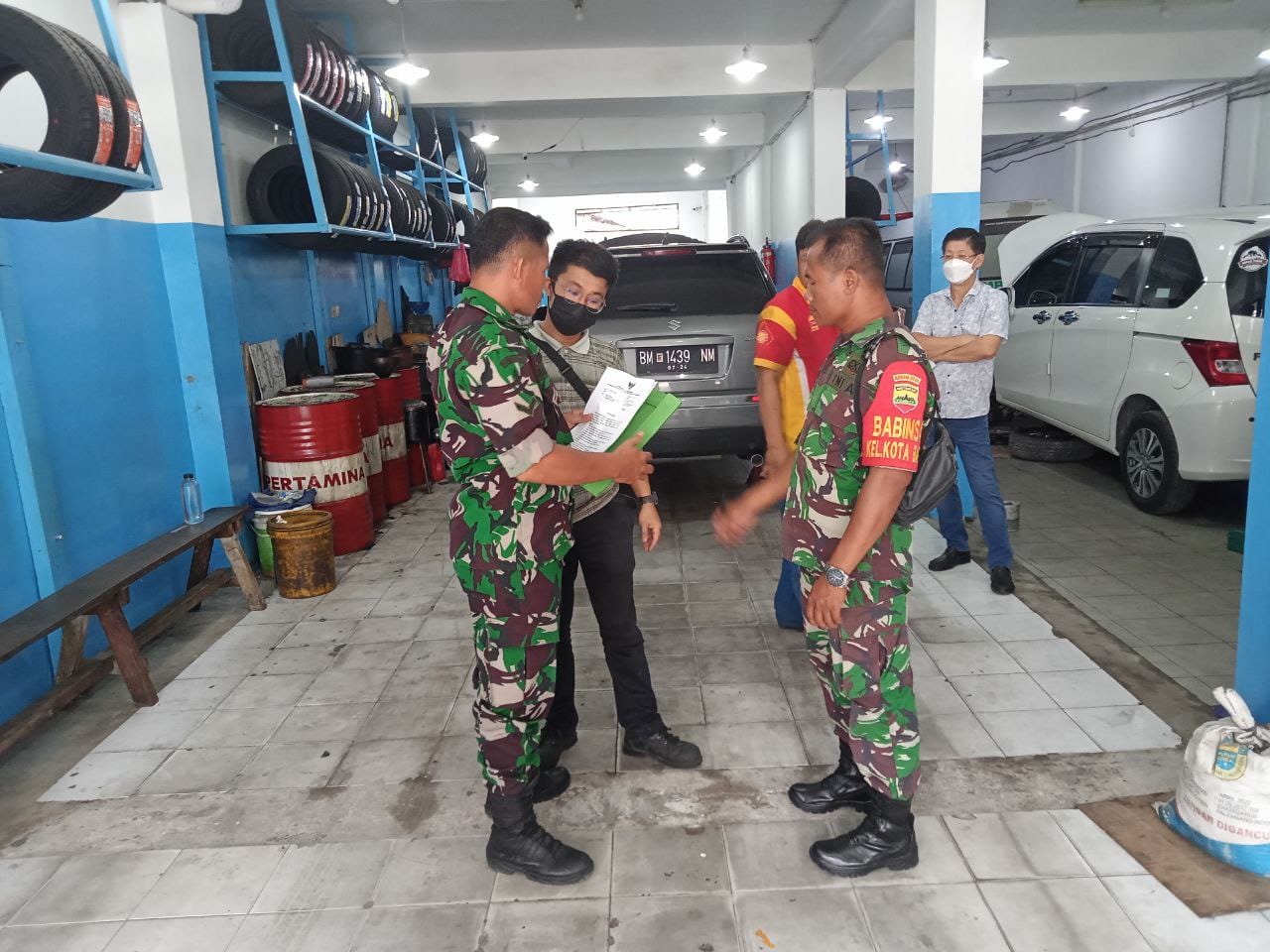 Semarakkan HUT RI ke 77, Babinsa Imbau Warga Pasang Bendera dan Umbul-umbul