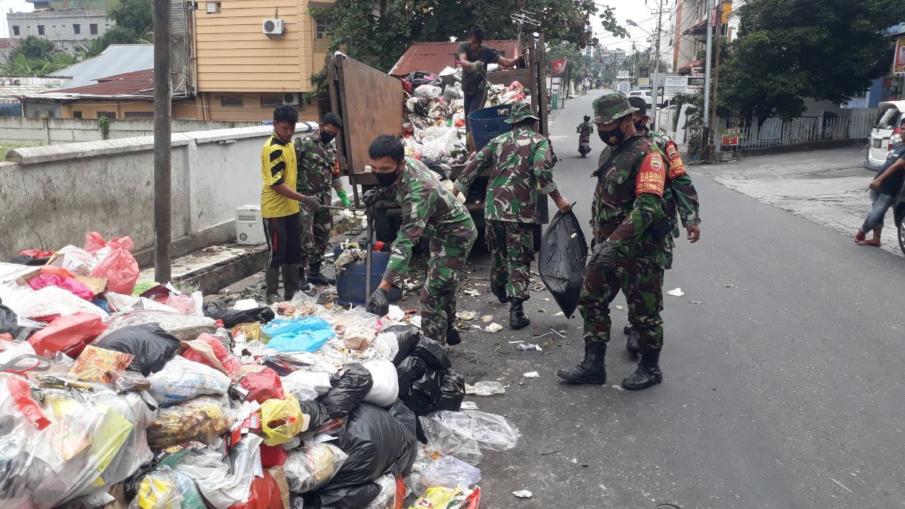 Cegah Wabah dan Ciptakan Pekanbaru Bersih, Babinsa Simpang Empat Bersama Upika Goro Bersihkan Sampah 