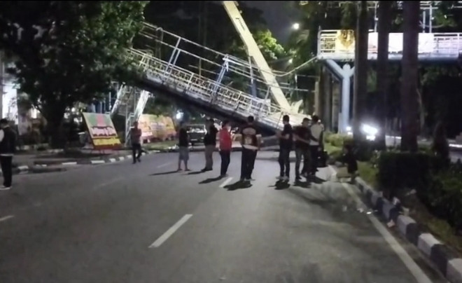 Pemko Pekanbaru Robohkan JPO di Jalan Sudirman