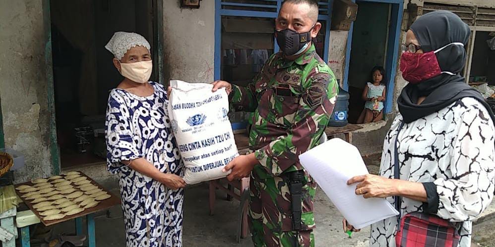 Babinsa Kelurahan Tanahdatar Bagikan Sembako ke Warga tak Mampu