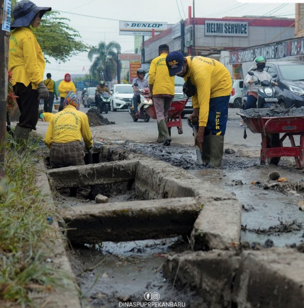 Selesaikan Persoalan Banjir, PUPR Pekanbaru Kerahkan Pasukan Kuning Normalisasi Drainase di Tiga Titik