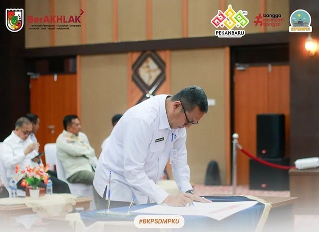 Disaksikan Pj Wako, Plt Kepala BKPSDM Pekanbaru Tandatangani Komitmen Peningkatan SPIP