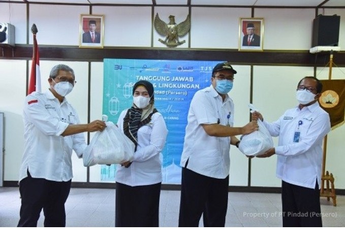 Pindad Serahkan Bantuan 1.460 Paket Sembako Kepada Masyarakat