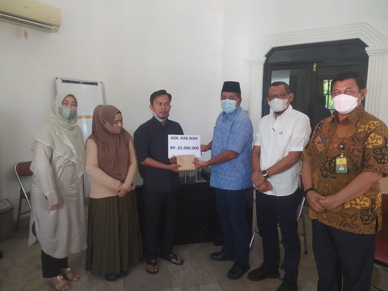 Alfedri dan Istri Besuk dan Antarkan Bantuan Pengobatan Bocah Penderita Kelainan Hati ke Jakarta.