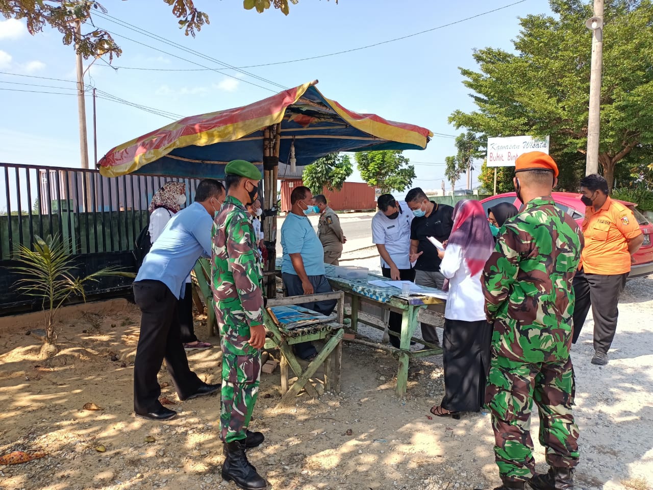 Selama PPKM Level 4, Babinsa Bersama Tim Satgas Rutin Gelar Patroli Pusat Keramaian di Kota Pekanbaru