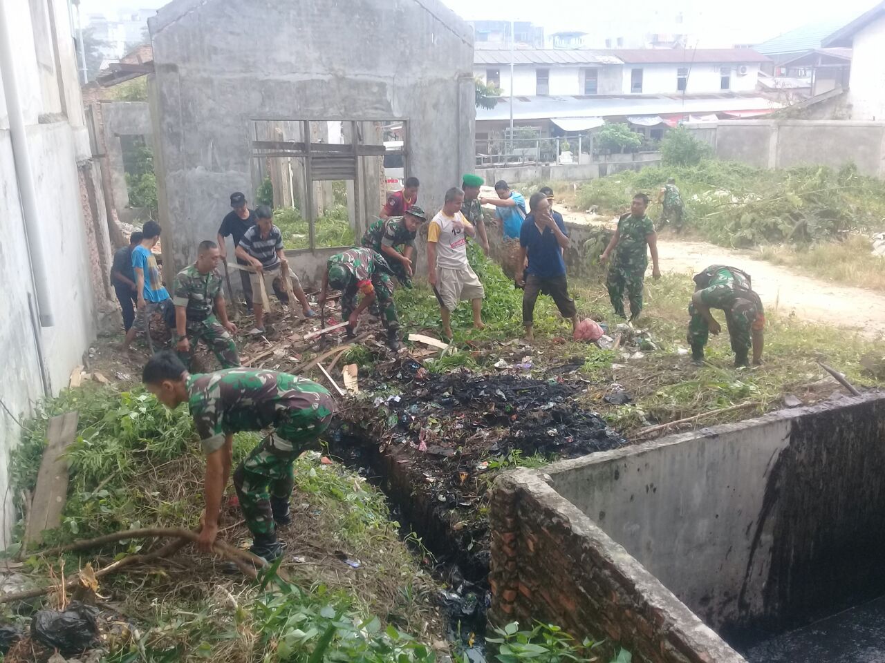 Babinsa Tanahdatar Goro Bersama Warga Bersihkan Tanah Kosong 