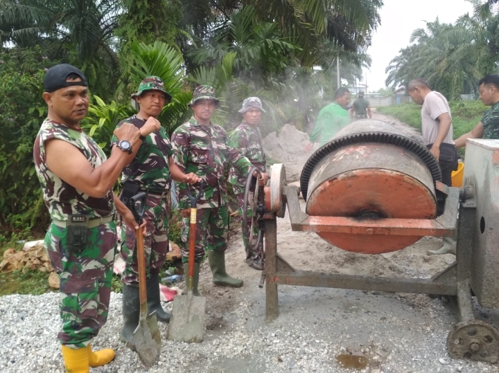 Serda Sumarsono dan Satgas TMMD ke 114  Finising Semenisasi 