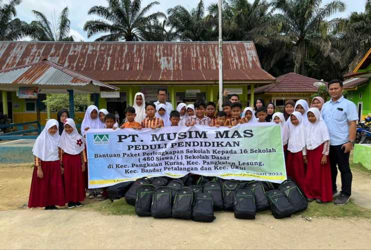480 Murid SD di Pelalawan Mendapatkan Bantuan Perlengkapan Sekolah dari PT Musim Mas