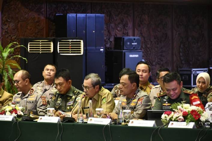 Di Hadapan Menko Polhukam, Gubernur Paparkan Kondisi Karhutla Riau