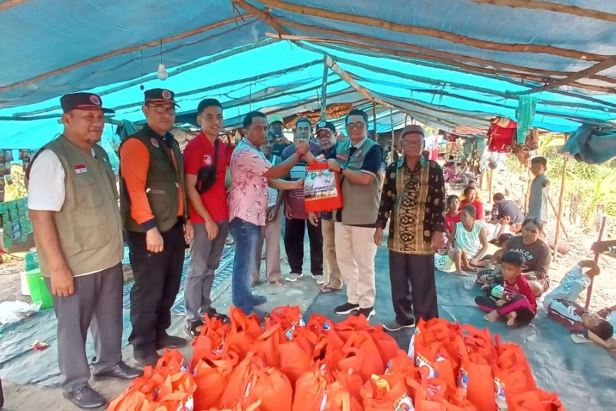BPBD Riau Serahkan Bantuan Korban Banjir Masyarakat Suku Sakai
