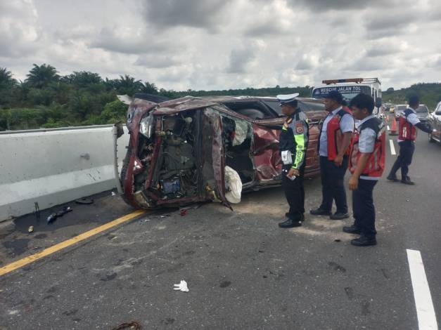 Alami Pecah Ban, Mobil Pajero Terguling di Tol Pekanbaru-Dumai