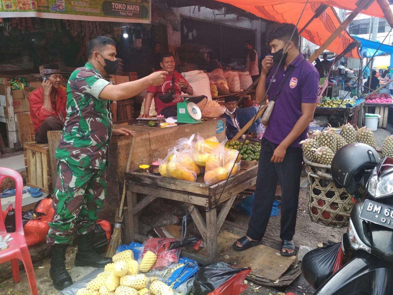 Patroli Wilayah,  Babinsa Pro Aktif Edukasi  Prokes di Pasar Agussalim