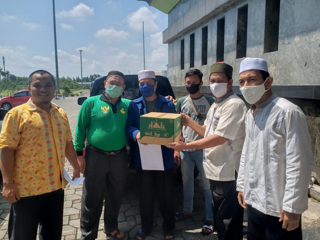 DMI Riau Distribusikan Peralatan Pembersih Lantai ke 1.150 Masjid