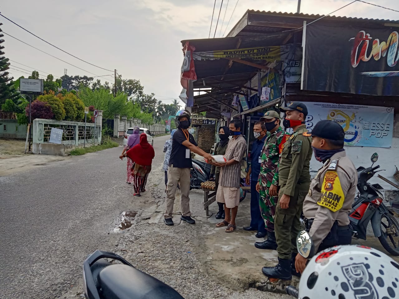 Babinsa Simpang Empat Distribusikan Paket Sembako Tahap II ke Warga