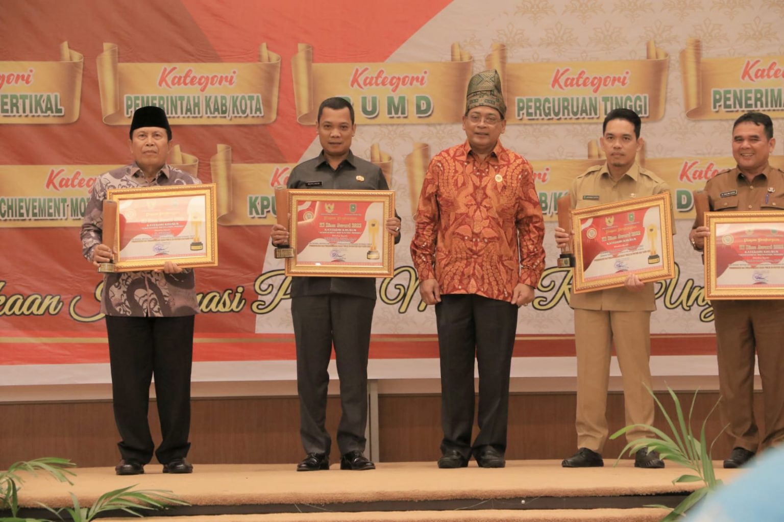 Pj Wali Kota Raih Penghargaan Achievement Motivation Person dari KI Riau