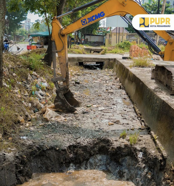 Dinas PUPR Pekanbaru Keruk Endapan Lumpur di Parit Jalan Riau