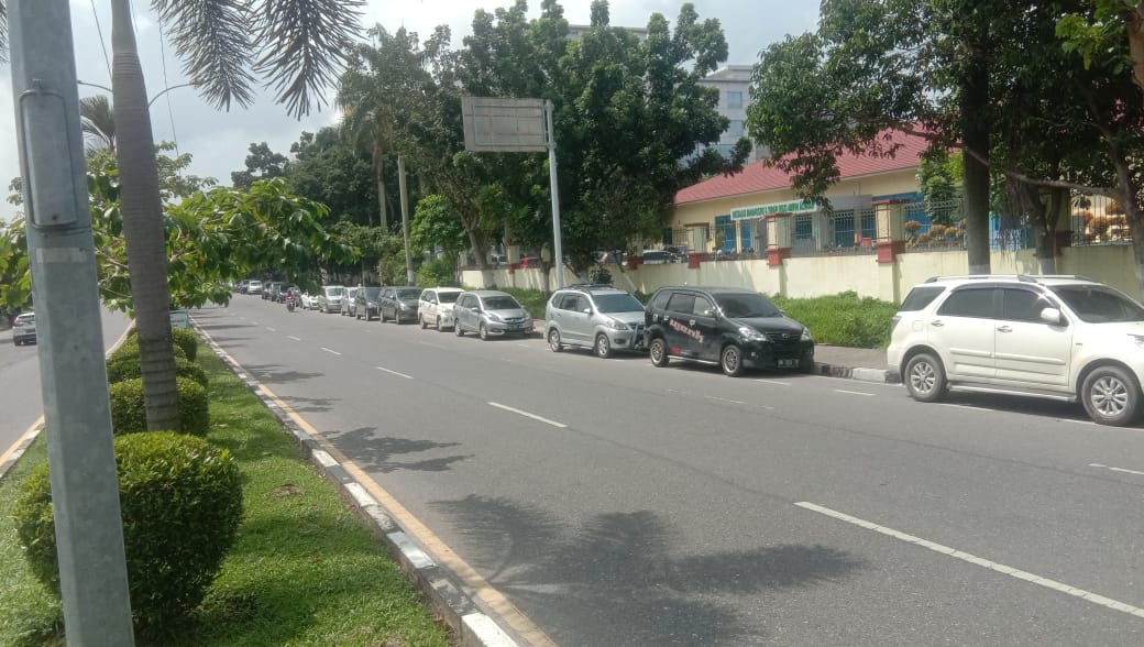 Dishub Pekanbaru Bakal Derek Mobil yang Parkir Liar di Jalan Diponegoro