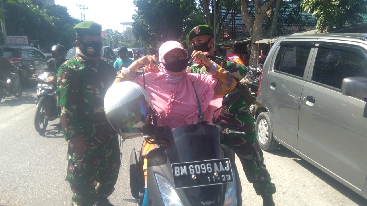 Babinsa Kotabaru dan Penegakan Disiplin Protokol Kesehatan