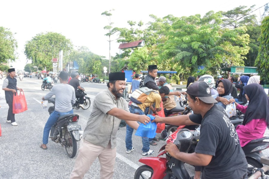 Berkolaborasi dengan Pemkab Bengkalis, PWI Bagi-bagi Takjil dan Bukber