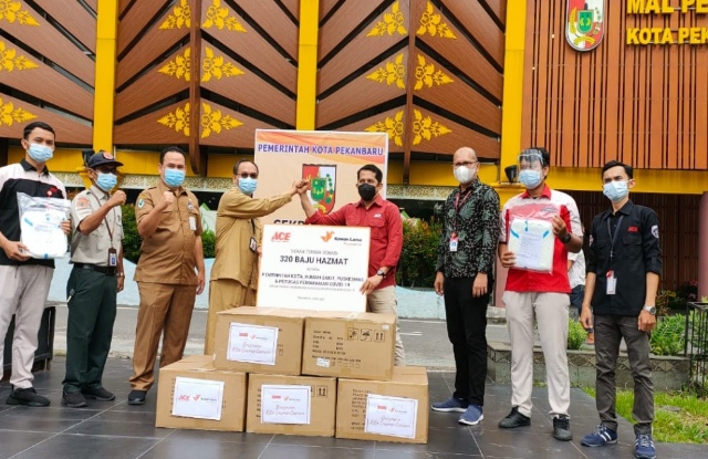 Pemko Pekanbaru Terima 320 Lembar Baju Hazmat