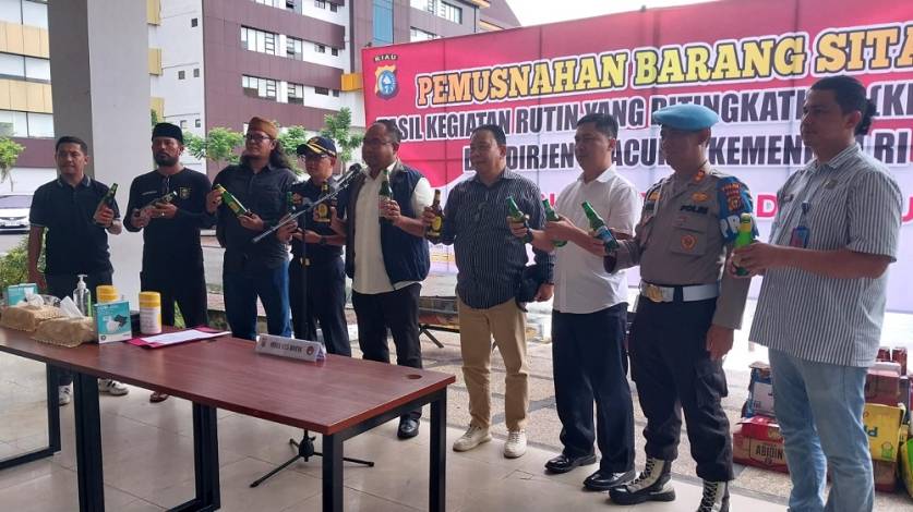 Polda Riau dan Bea Cukai Musnahkan 875 Botol Minuman Keras