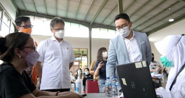 Ridwan Kamil-Menkes RI Tinjau Vaksinasi Covid-19 di Taman Kota