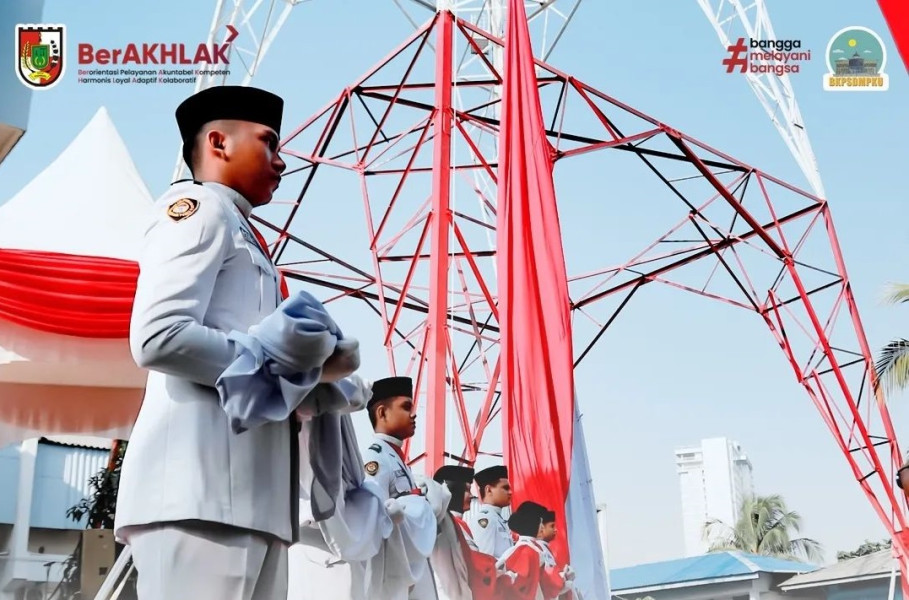 Kepala BKPSDM Pekanbaru Hadiri Pengibaran Bendera Merah Putih Raksasa di Tower RRI