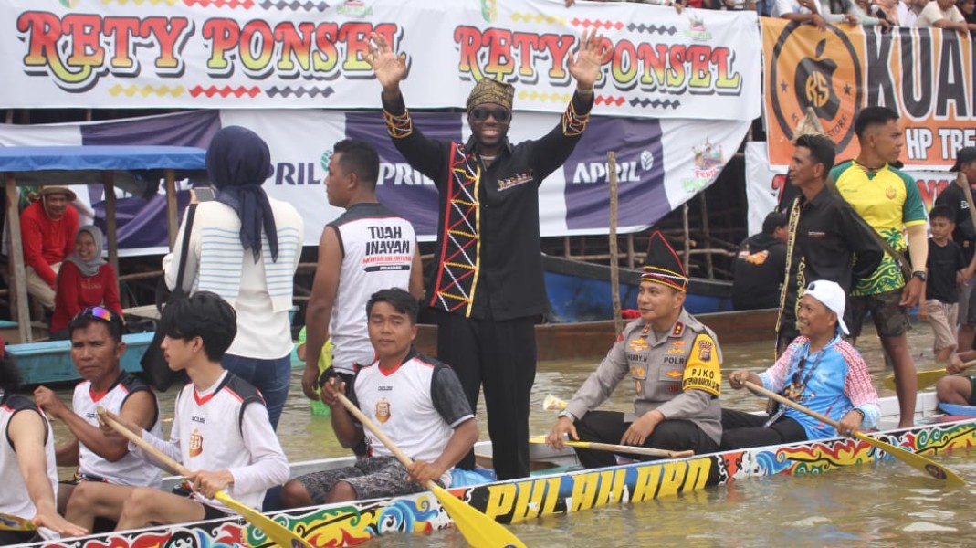 Melly Mike, Kapolda Riau dan Dikha Jajal Pacu Jalur