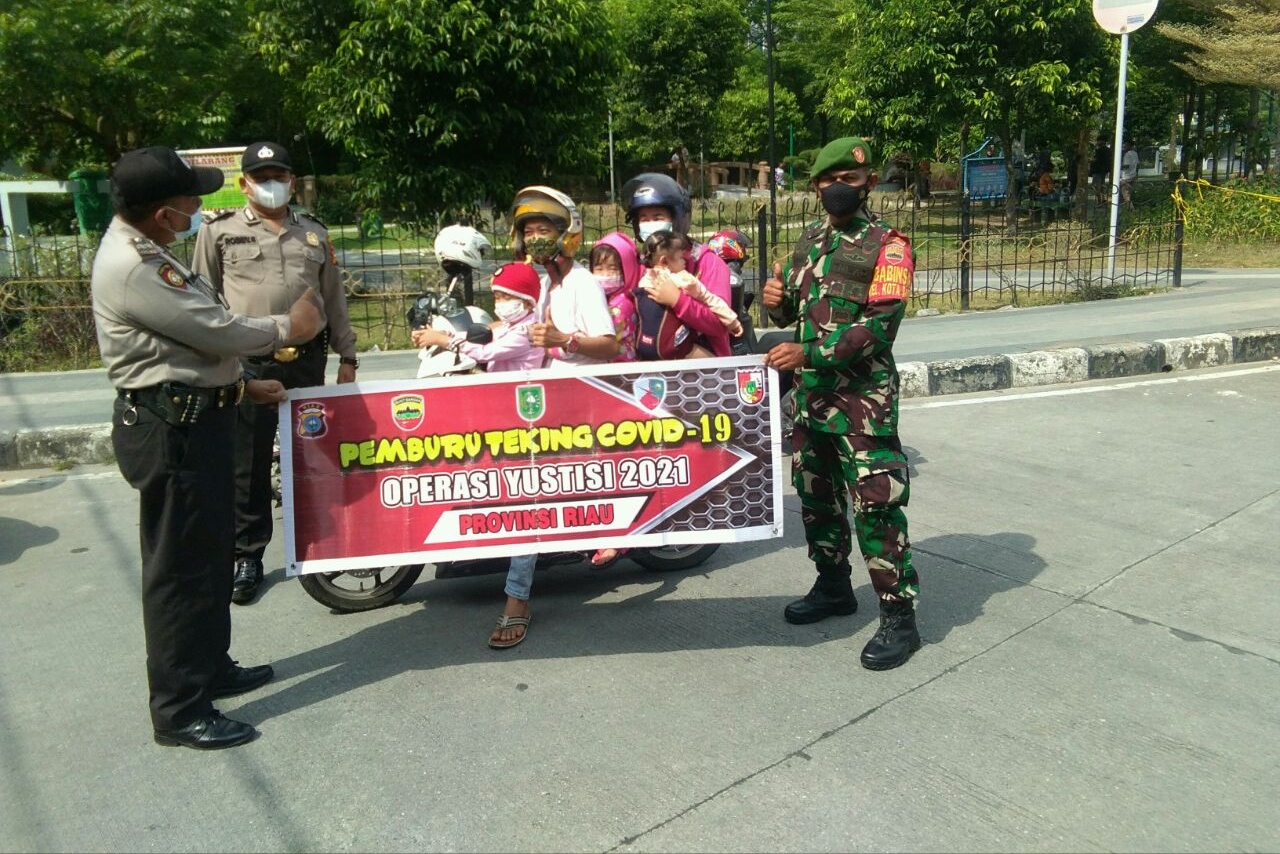 Babinsa Koramil 02 Kota   Gelar Patroli dan Edukasi Prokes di RTH Kaca Mayang 