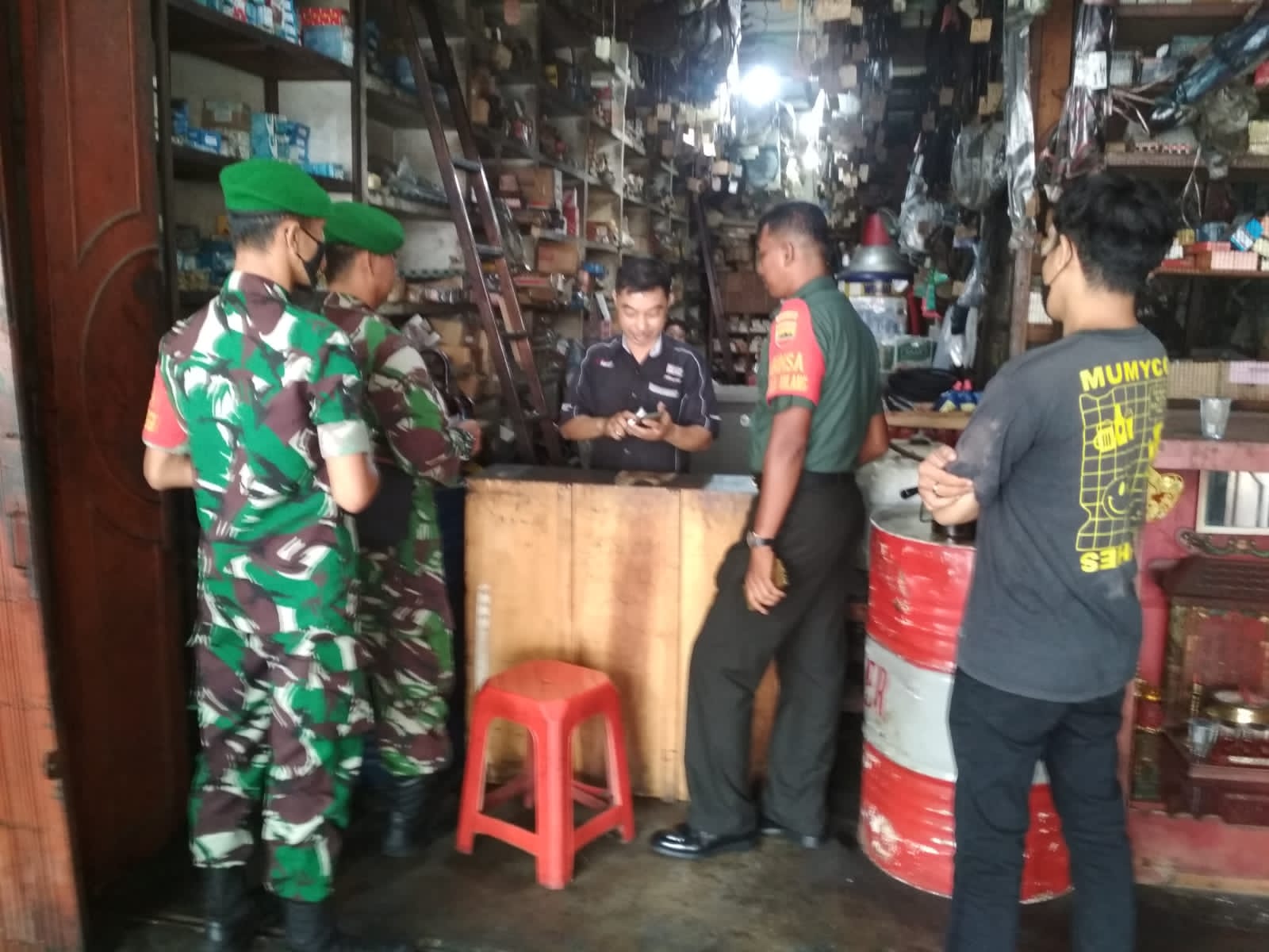 Komsos, Babinsa Serka TM Sihite Ajak Warga Jaga  Kebersihan dan Waspada DBD 