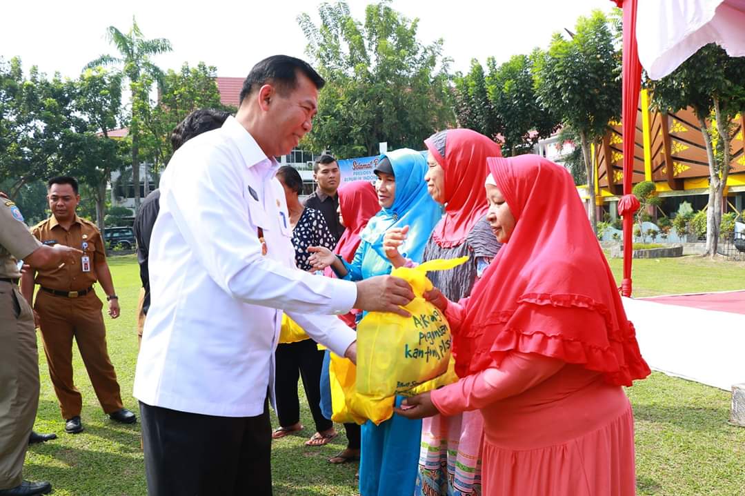 Walikota Pekanbaru Bersama Yayasan Pewarta Bagikan 235 Paket Sembako Bagi Keluarga Harapan