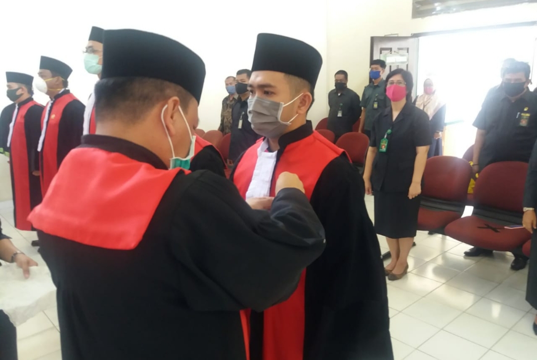 Ketua PN Pelalawan Lantik Lima Hakim Baru