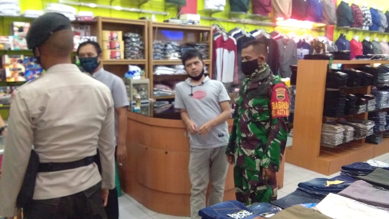 Babinsa Kotabaru Gelar Patroli dan  Tegur Pemilik Toko untuk Taati Perwako