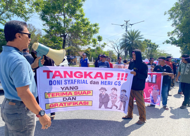 Massa Desak Eks Pejabat BPN Pekanbaru hingga Oknum MA Diperiksa